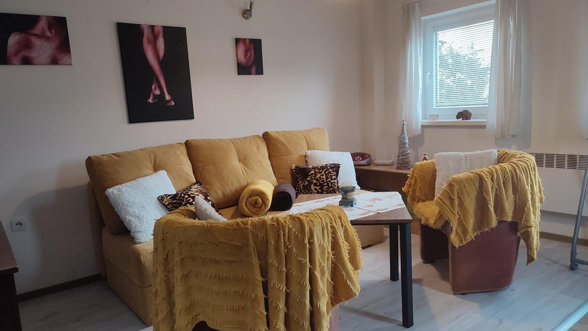 Petunia-Dom S Dvoma Spalnami Besenova Bagian luar foto